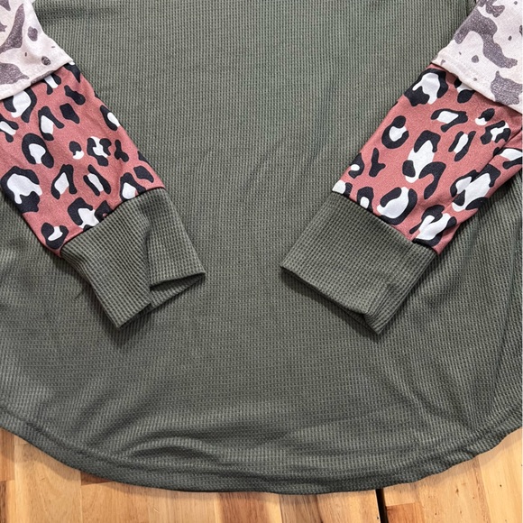 C + D + M Olive Waffle Knit Top – Mixed Print Colorblock Sleeves (Size M) - Picture 2 of 4